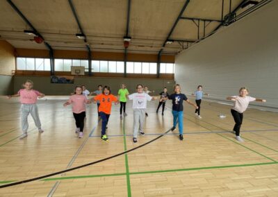 8 bis 10 Jährige beim Training im Tanzcamp
