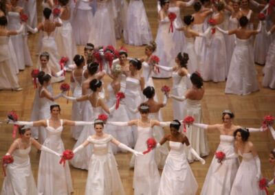 Wiener Opernball 2010_Debütantinnen bei der Eröffnung im weißen Kleid und Tiara