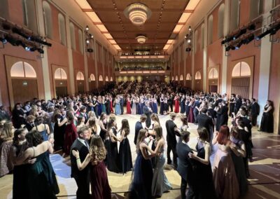 Ischl Ball 23_Die Debütanten tanzen ihre Tänze vor den Eltern und Gästen