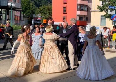Historische Tänze Auftritt_ Paare tanzen in Bad Ischl im schönen Gewand