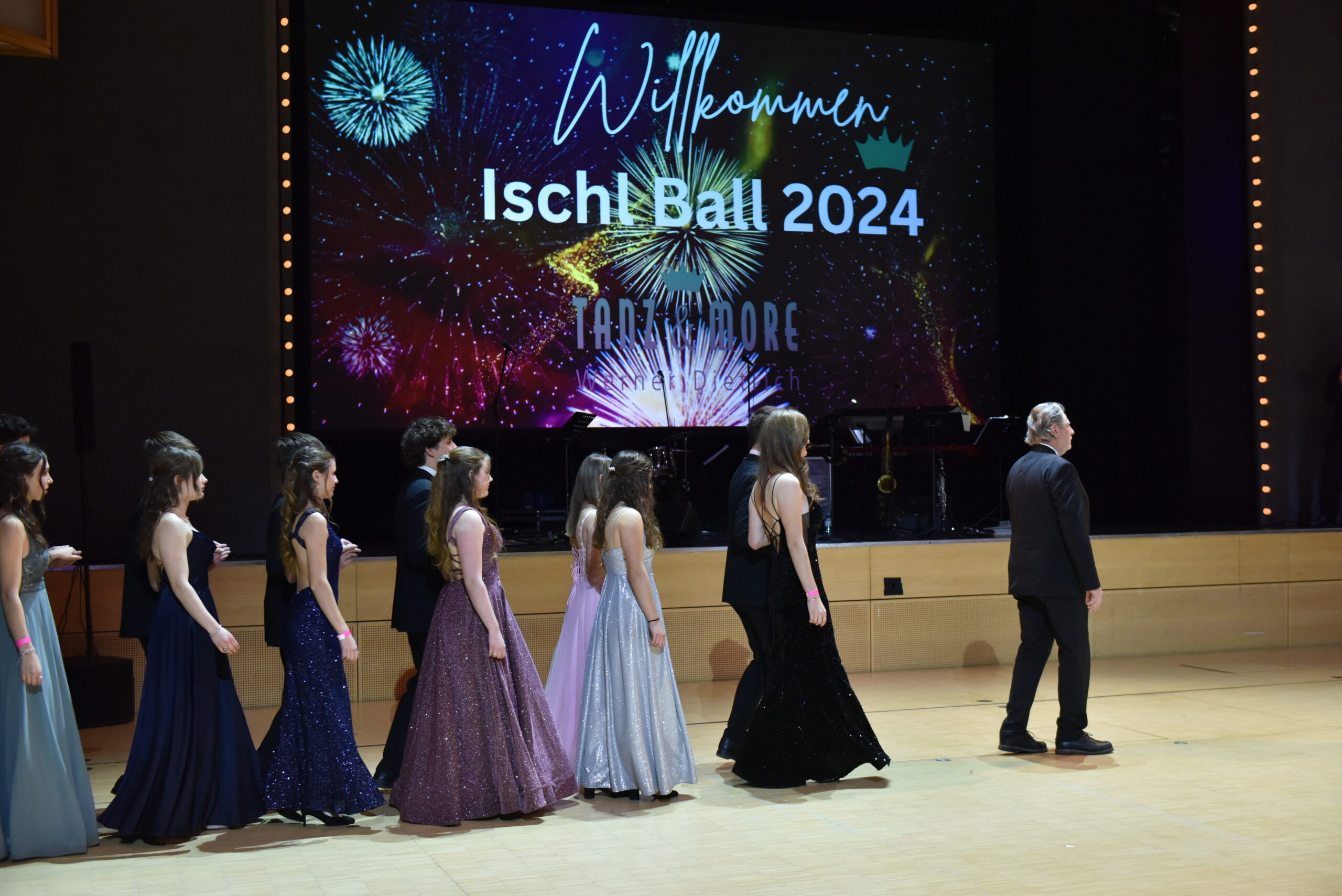 Die Debütanten des Ischl Balles 2024 starten mit der Eröffnung zur Fächerpolonaise