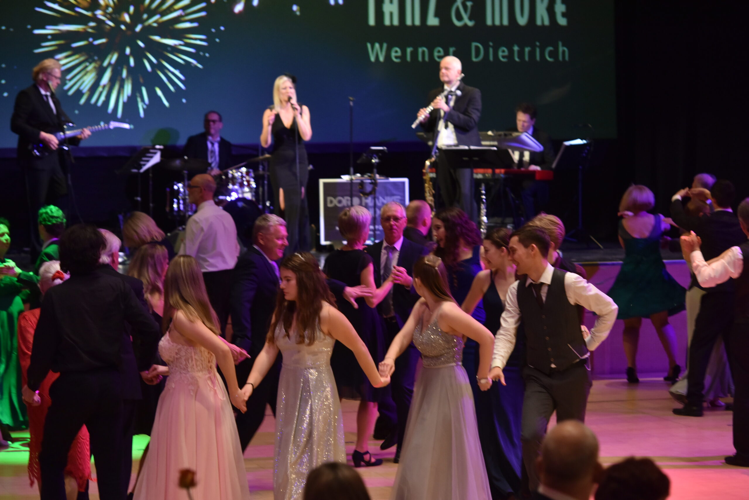 Debütanten, Lehrer und Eltern tanzen gemeinsam zu super Musik von Doro Hanke und Band